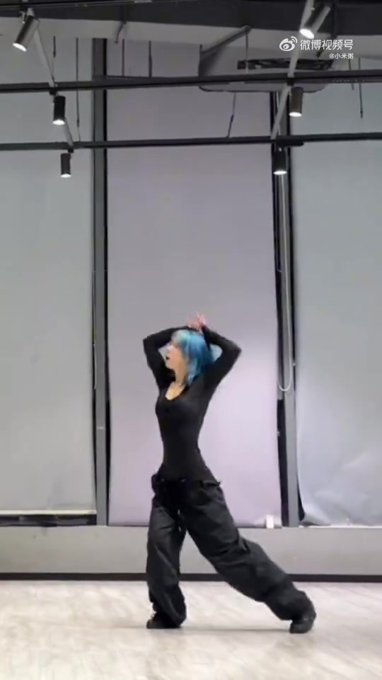 可以当颜值主播了!小米粥晒自己热舞视频:蓝发妹妹!